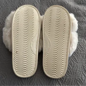 Women’s Size 9/10 White Faux Fur Bridesmaid/Bride Slippers thumbnail 3