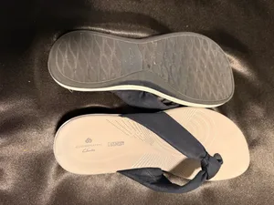 Clarks Women’s Flip-Flops 9M thumbnail 2