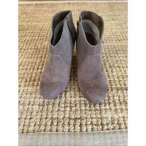 Tahari Camila Taupe Suede Fringe Ankle Booties Women’s 6.5M Stacked Heel thumbnail 3