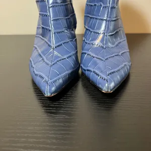 Marc Fisher LTD Blue Croc Embossed Pointed Toe Block Heel Ankle Boots Size 8.5 thumbnail 2