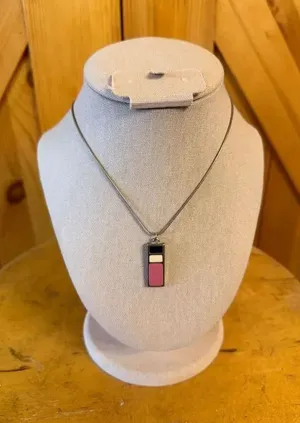 necklace featuring a colored pendant on a chain (7457) thumbnail 1