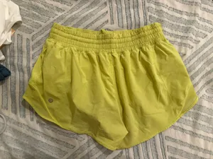 Lululemon Shorts Hotty Hot 2.5" High-Rise thumbnail 2