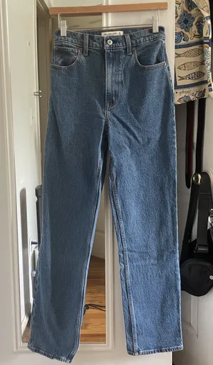 Abercrombie NWOT Medium Wash The 90’s Straight Ultra High Rise Jeans thumbnail 1