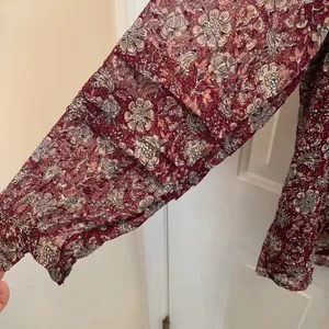 Loft Womens Burgundy Floral Clip Dot Ruffle Sleeve Tie Neck Blouse Size M thumbnail 5
