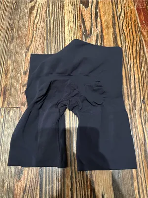 SKIMS NWOT Butt lifting shapewear short large thumbnail 3