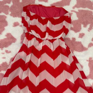 Red & White Chevron Strapless High-Low Dress 💋 Flowy Chiffon Summer Babe Mini Maxi | Size S thumbnail 6
