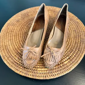 Tempos Vintage Tan Leather Woven Kiltie Fringe Kitten Heel Pumps Brazil 8B thumbnail 3