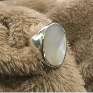 Vintage Mother of Pearl Sterling Silver Wide Band Cocktail Ring Sz 8 thumbnail 4