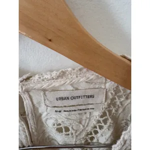 Urban Outfitters Cream Eyelet Lace Crop Top Sleeveless Boho Button Back Medium thumbnail 2