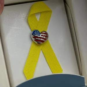 Avon Vintage 2003 The Yellow Ribbon Pin Includes Original Box thumbnail 4