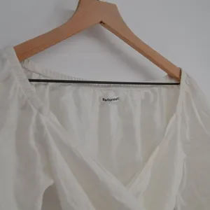 Reformation Hart Linen Wrap Top Womens XS White Off The Shoulder Long Sleeve thumbnail 5