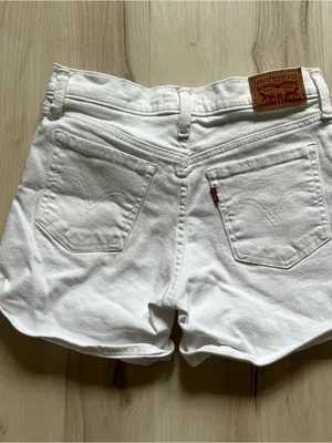 White Levi’s mid length short size 26 thumbnail 4