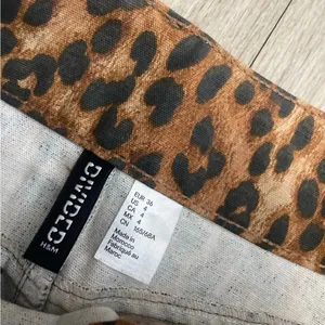 Chic Animal Print Mini Skirt Brown Size 4 thumbnail 2