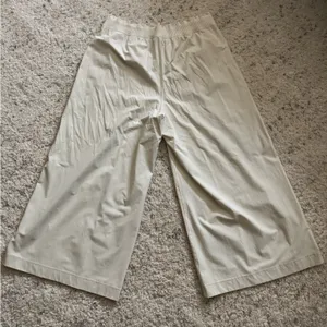 Lululemon Stretch Woven Ruffle-Waist Wide-Leg Crop Pants‎ Sz XL in Bone thumbnail 7