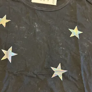 Chrldr Women’s Black Holographic Stars Wide T-Shirt, Size M thumbnail 3