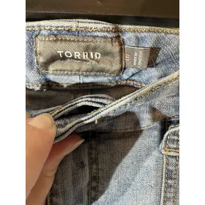 Torrid Womens Denim Shorts Light‎ Wash Distressed Casual Size 16 EUC thumbnail 3