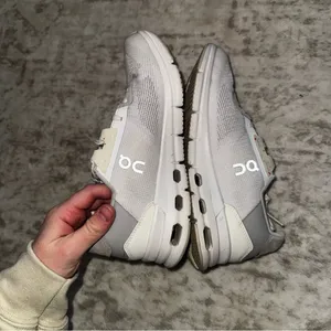 Oncloud Women’s Tennis shoes Women’s 7 Like New barely worn too small for me thumbnail 5