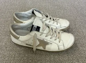 Dirty old sneakers White and Gold Star Low-Top Women's Sneakers thumbnail 1