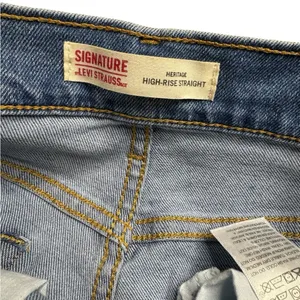 Levis‎ High Waisted Straight Jean Womens Size 28 thumbnail 3