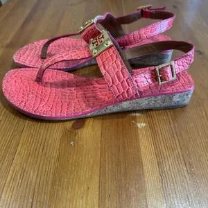 Tory Burch Pink and Brown Croc-Embossed sándals thumbnail 7
