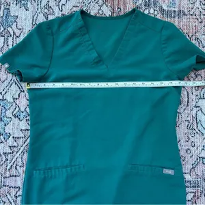 Figs Casma Three-Pocket Scrub Top in Limited Edition Kelly Green XXS Medical thumbnail 5