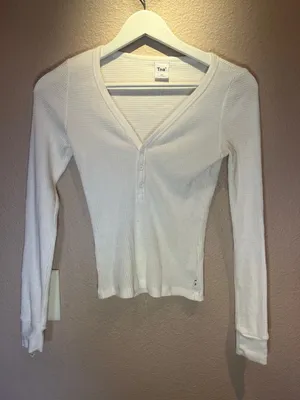 Aritzia TNA Women’s White Waffle knit V neck Henley top Size XXS thumbnail 1