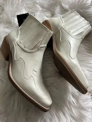Forever 21 white booties cowgirl, cowboy size 6 thumbnail 1