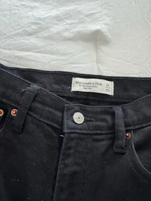 Abercrombie Black 90s relaxed women’s jeans thumbnail 3