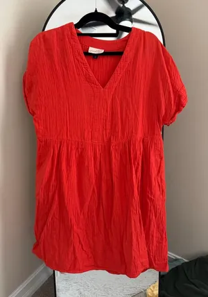 Universal Threads Red V-Neck Short Sleeve Women’s Top thumbnail 1