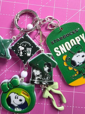 𝙎𝙤𝙡𝙙! 𝘿𝙤 𝙣𝙤𝙩 𝙗𝙪𝙮 𝙥𝙡𝙚𝙖𝙨𝙚!  Snoopy Starbucks Bag Charm Keychain thumbnail 5