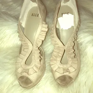 - Elle cream ruffle Victorian nude heels size 6.5 platform style y2k thumbnail 3