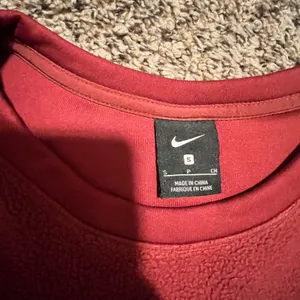Nike Womens‎ Fleece Crewneck Sweatshirt Red Silver Glitter Trim Small RN56323 thumbnail 3