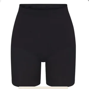 SKIMS SEAMLESS SCULPT MID THIGH SHORT, color black thumbnail 1
