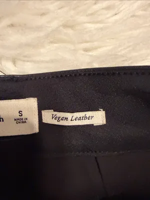 Abercrombie & Fitch Black High-Waist Faux Leather Pleated Women’s Shorts size S thumbnail 5