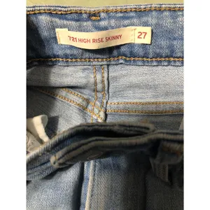 Levi's 721 high rise skinny jeans women's size 27 light‎ medium wash distressed thumbnail 6