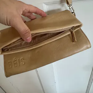 Beis The Travel Wallet Bag in beige vegan‎ leather. thumbnail 2