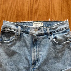Abercrombie & Fitch Ultra High Rise 90s Straight Jean Curve Love Size 29 thumbnail 4
