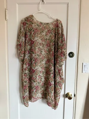 Brandy Melville Floral Sheer Kimono – Cream, Pink, Green thumbnail 2