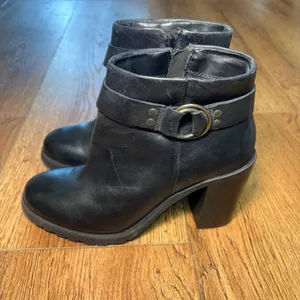 Crevo Kathryn Black Leather Block Heel Ankle Boots Moto Ring Strap Womens 8.5 thumbnail 8