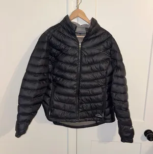 L.L.Bean $270 Ultralight 850 Woman’s XL black quilted puffer jacket Warm thumbnail 1