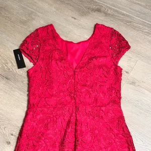 NWT Lulus Lace Sheath Dress Fuchsia Pink Short Sleeve‎ Knee Length Size Medium M thumbnail 4