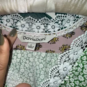 DAVI & DANI Green Floral V-Neck Lace Trim Blouse thumbnail 3