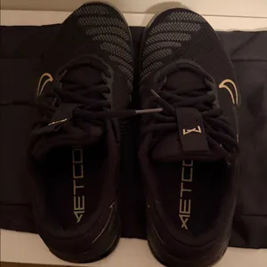 Nike unisex Black and Gold Metcon 9 women’s 8 thumbnail 8