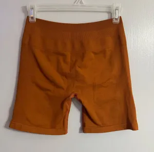 Aurola Seamless Athletic Shorts in Rust Orange Brown Size Small thumbnail 1