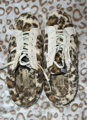 Sneakers thumbnail 1