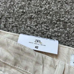 NWT Zara 90s Full Length Pants in Dusty Cream thumbnail 3