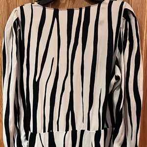ZARA Zebra Print Satin Wrap Mini Dress w/‎ Tie Ruched Cuffs Black & Ecru Medium thumbnail 12