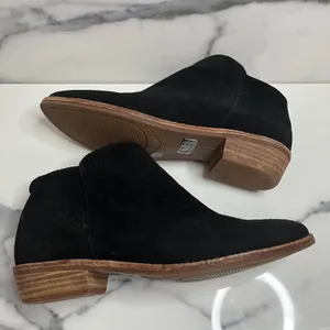 Gianni Bini Minimalist Black Leather Bootie Sz 7.5 Closet Staple Boho Festival thumbnail 6