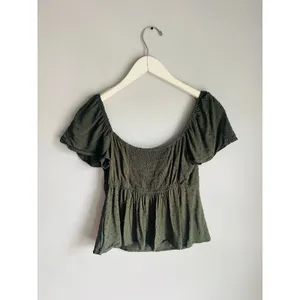 Mi Ami Francesca's Olive Green Smocked Eyelet Crop Top Flutter Sleeve‎ Womens S thumbnail 3