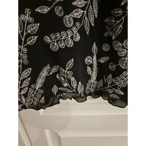 Sigrid Olsen Sport Womens Large Black White Floral Mesh V-Neck Lettuce Edge Top thumbnail 4
